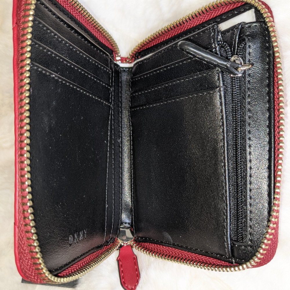 🆕🔥 DKNY Women's Red Vela Quilted Chevron Wallet, S, Red/Gold - Picture 5 of 6